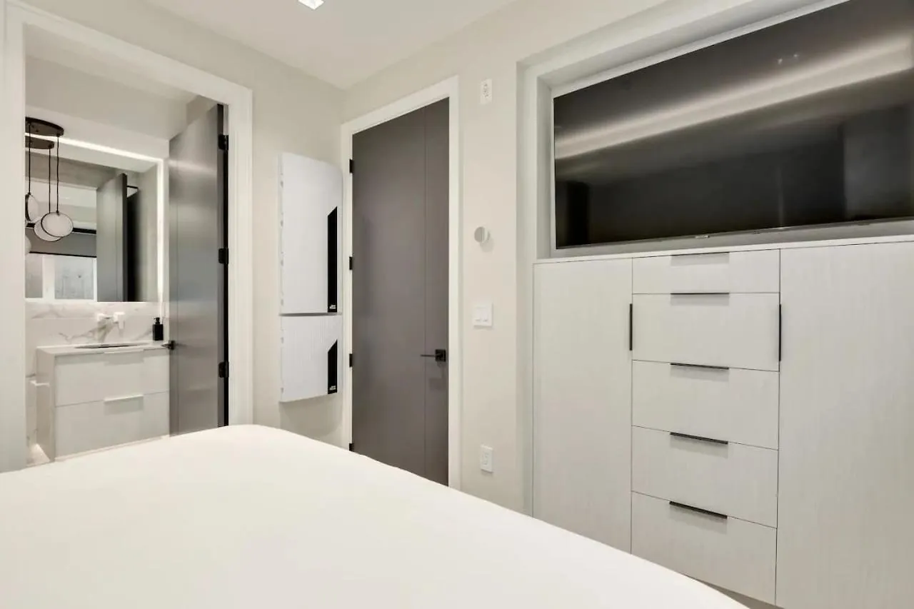 Designer 2Br In Downtown Steps From Sunset Beach Vancouver Kanada