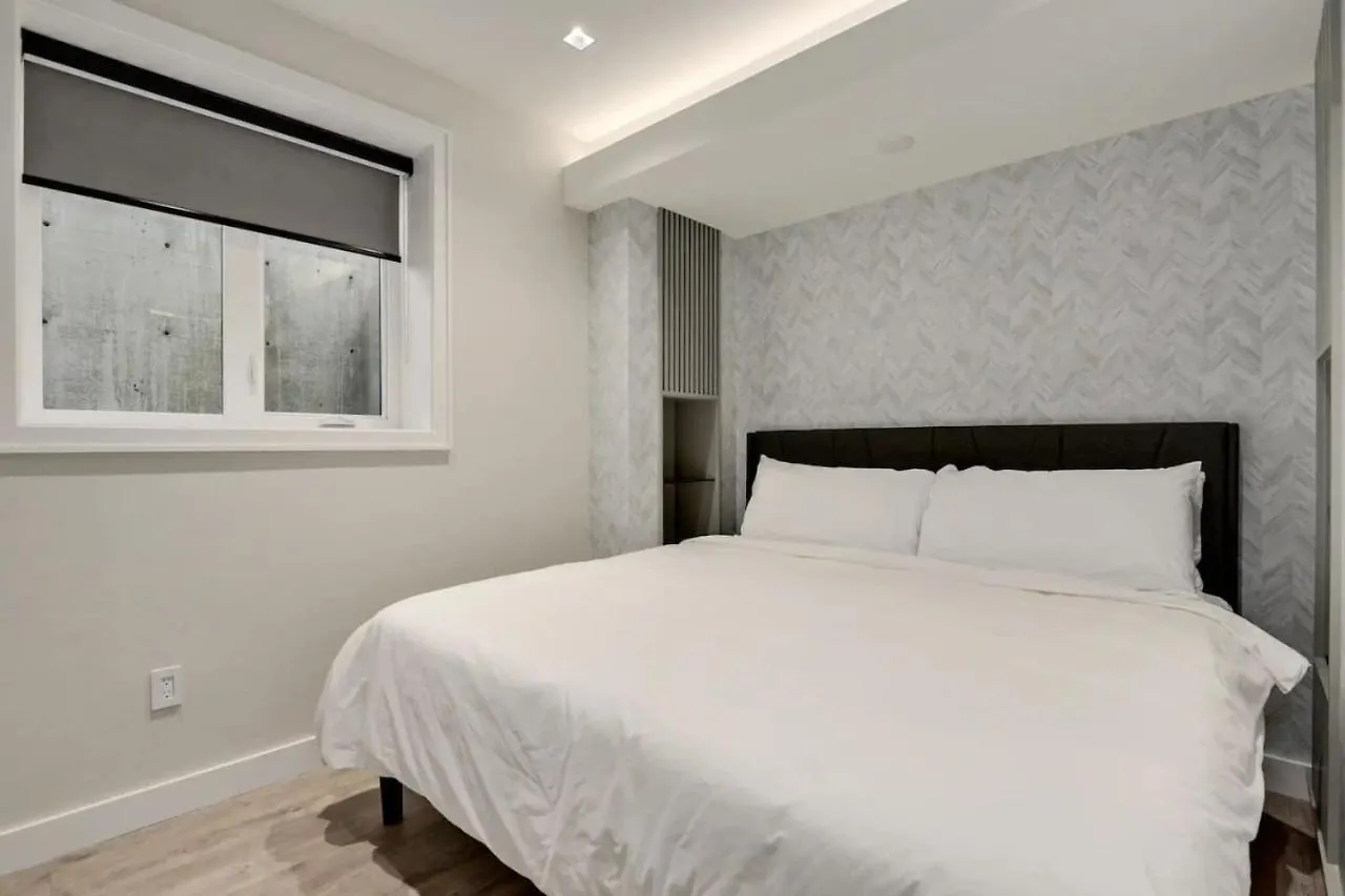 Designer 2Br In Downtown Steps From Sunset Beach Vancouver 0*,  Kanada
