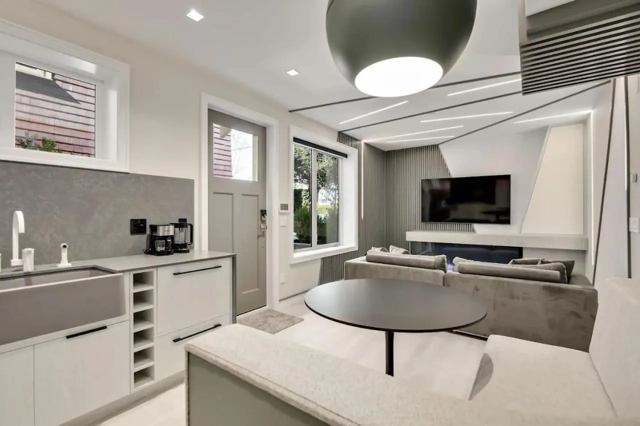 Designer 2Br In Downtown Steps From Sunset Beach Vancouver